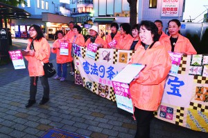 ３千万署名を呼び掛ける新婦人狭山支部の会員たち＝９日、大阪狭山市内 