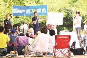 たつみ議員と政治を語り合ったトークイベント＝５日、大阪市西区内 