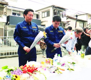 大阪北部地震で小学校のブロック塀が倒壊した現場に立つ（左から）山下さん、たつみ参院議員、宮原府議（当時）ら＝２０１８年６月19日、高槻市内 