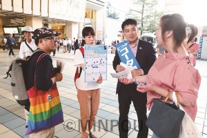 市民と対話する、たつみ議員と応援チームメンバーたち＝５月25日、大阪市都島区内 