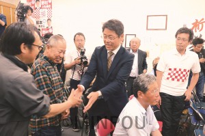 開票結果を受け支援者一人一人と握手を交わす野村友昭氏＝９日、堺市堺区内 