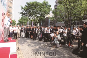 出発式で市民の前であいさつする野村ともあき候補＝５月26日、堺市堺区内 