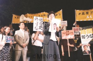 「働き方改革」一括法案への抗議行動に、過労死遺族、野党議員と共に参加した山下さん（左から３人目）。手前で訴えているのは、過労死したＮＨＫ記者の佐戸未和さんの母、恵美子さん＝２０１８年６月26日、国会正門前。（山下よしき事務所提供） 