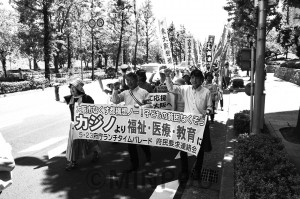 「カジノより暮らしを」などコールしました＝５月23日、大阪市中央区内 