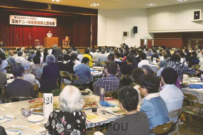 「玉城知事と語る会」の会場いっぱいに集まった参加者＝15日、大阪市大正区内 