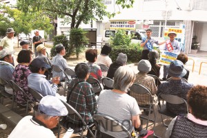 まちかど懇談会で語り合う、たつみ、瀬戸の両氏＝５月26日、大阪市此花区内 