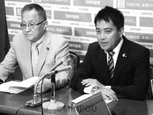 笠井政策委員長（左）と会見するたつみ議員＝７日、国会内 