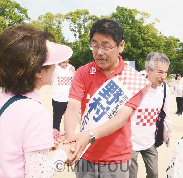 市民と握手する野村ともあき候補＝１日、堺市堺区内 