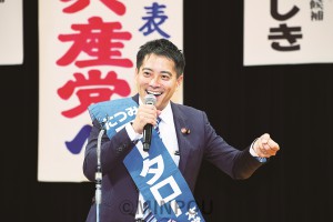 各地で暮らしと平和を守る政治を実現しようと呼び掛け、大阪選挙区で必ず再選をと訴えるたつみ議員＝20日、八尾市内