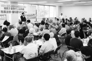 １０００人委員会が開いた堺市長選を振り返る集会。あいさつしているのは候補者としてたたかった、野村友昭氏＝６月23日、堺市堺区内 