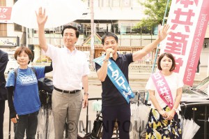 選挙結果を受けた街頭宣伝に立つ（右から）山本氏、辰巳氏、山下氏＝22日、大阪市天王寺区内