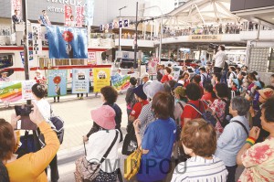 「ジェンダー平等社会を共に実現しましょう」と訴えた街頭演説＝６日、大阪市天王寺区内