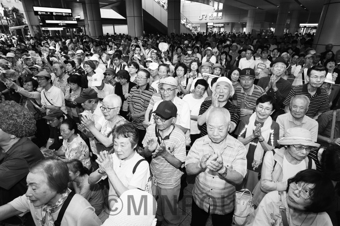 志位委員長らの訴えに声援を送る聴衆＝４日、大阪市北区内 