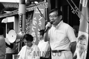 事務所開きであいさつする浜氏＝３日、東大阪市内 