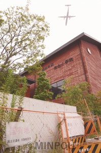 「瑞穂の國記念小學院」は建設途中のまま、いまも放置されています＝８月31日、豊中市内