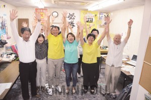 当選を決め支持者と共にバンザイする（前列右２人目から）皿海、藤田、北尾の各氏＝８日、交野市内 