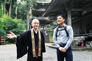 中嶌哲演住職と談笑しながら寺内をまわる辰巳氏