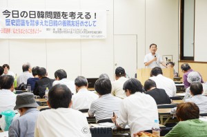 日韓問題を考える大阪革新懇の学習会で講演する康宗憲さん＝４日、大阪市北区内