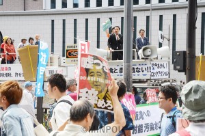 野党の代表と市民運動のメンバーが訴えた共同街宣ＩＮ大阪＝６日、大阪市北区内