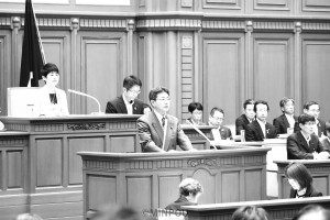 反対討論に立つ井上議員＝９日、大阪市議会本会議場 