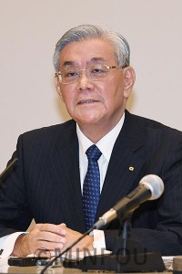 会見する八木会長