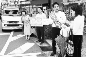 街角トークで住民と対話するたつみ氏と長岡市議、宮島正党淀川東淀川地区委員長＝18日、大阪市東淀川区内