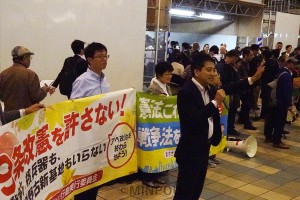 憲法９条改悪を許さないと訴える人たち＝18日、大阪市都島区内