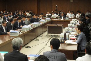 「特別区」の区割りや設置コストなどについて委員間協議を行った第27回法定協＝10月24日、大阪市役所内