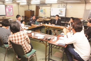 たつみ氏を囲んで、子育てのこと、生活のことなど語り合う参加者＝８日、八尾市内 