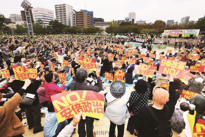 「憲法９条を守ろう」「安倍政治ノー」とコールする人たち＝３日、大阪市北区内 