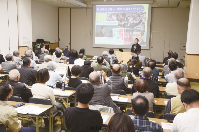 大阪革新懇が開いた「立憲野党シンポジウム」で、「市民と野党の力で安倍政権を倒し、政権を取りに行く衆院選に」と問題提起する神戸女学院大学の石川康宏教授＝16日、大阪市北区内 