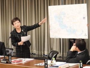 大阪市議会決算特別委員会で質問に立つ山中市議＝11日、大阪市役所内