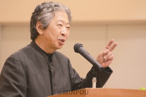  講演する九条の会事務局長の小森陽一さん＝11月23日、大阪市中央区内