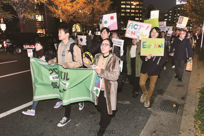 各国政府に地球温暖化対策をとアピールするマーチ参加者＝11月29日、大阪市北区内 