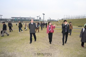 「大阪赤旗まつり2020」予定地の花園中央公園を視察する関係者ら＝11日、東大阪市内