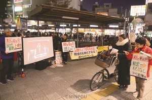 「桜を見る会」疑惑を追及する国会質問を映し出す「街頭テレビ」の宣伝行動＝11月29日、堺市堺区内 