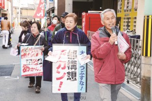 「大阪市をなくすな」の声を広げましょうと呼び掛ける、大阪市をよくする会北区連絡会の路地裏宣伝＝15日、大阪市北区内