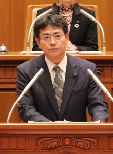 討論する井上議員＝12日、大阪市議会本会議場