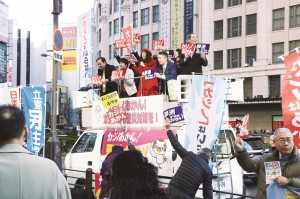 「カジノあかん」のポテッカーを掲げる野党の代表ら＝11日、大阪市中央区内