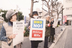 「安倍政治を終わらせよう」「大阪市をつぶす『都』構想はノー」と訴える、日本共産党清水遠里小野支部の街頭宣伝＝2019年12月11日、大阪市住吉区内 