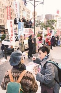 「大阪にも日本のどこにもカジノはいらない」とアピールした市民と野党の共同街宣＝11日、大阪市中央区内 