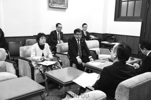 来年度の予算編成や施策について要望する共産党府議団＝2019年12月26日、府庁内 