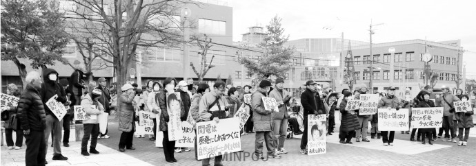 「なくそう原発」「アベ政治を許さない」などのプラカードを手に関電羽曳野前行動集まった市民ら＝１月31日、羽曳野市内 