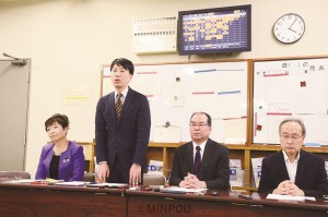 記者会見する（左から）山中、小川、柳、伊藤の各氏＝17日、大阪市役所内