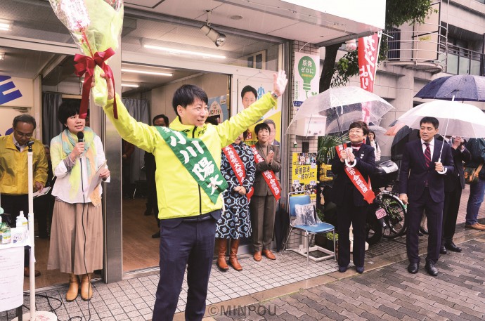 事務所開きで参加者の声援に応える小川陽太氏＝２月22日、大阪市中央区内 