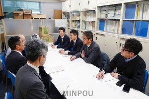 近畿運輸局で観光産業などへの影響を聞く宮本、辰巳の各氏ら＝２月28日、大阪市中央区内