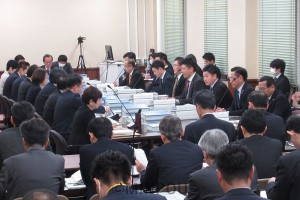 災害対策の職員体制などが議論になった第33回法定協議会＝２月26日、府庁内