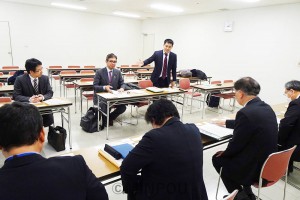 労働局から聞き取る辰巳、宮本氏ら＝９日、大阪市中央区内