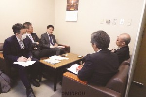 懇談する（左から）堀内、宮本、辰巳の各氏＝３月26日、大阪市港区内 