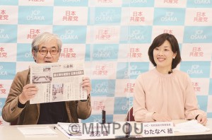 渡部氏（右）の質問に答えながら、「しんぶん赤旗」紙面の魅力を語る渡辺関西総局長＝17日、大阪市天王寺区内